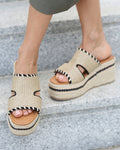 Chinelo de plataforma em ráfia com detalhes em dois tons - CRU - Nkn Nekane