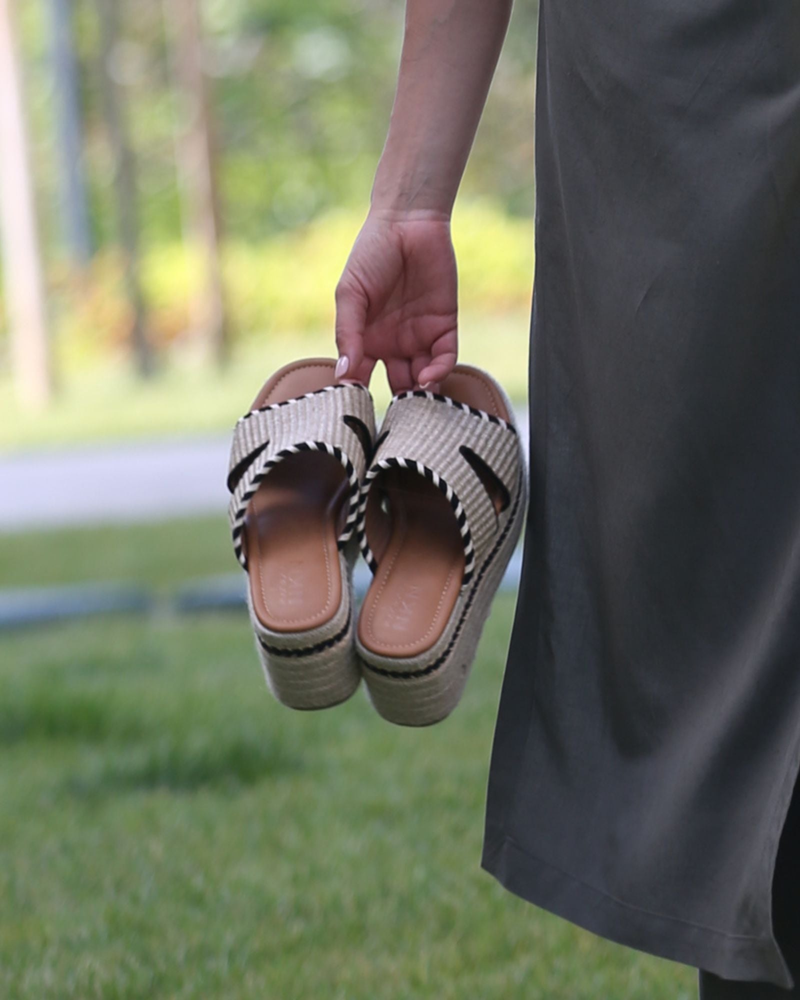 Chinelo de plataforma em ráfia com detalhes em dois tons - CRU - Nkn Nekane