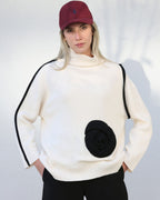 Camisola de Gola Alta com Flor Aplicada - Bize