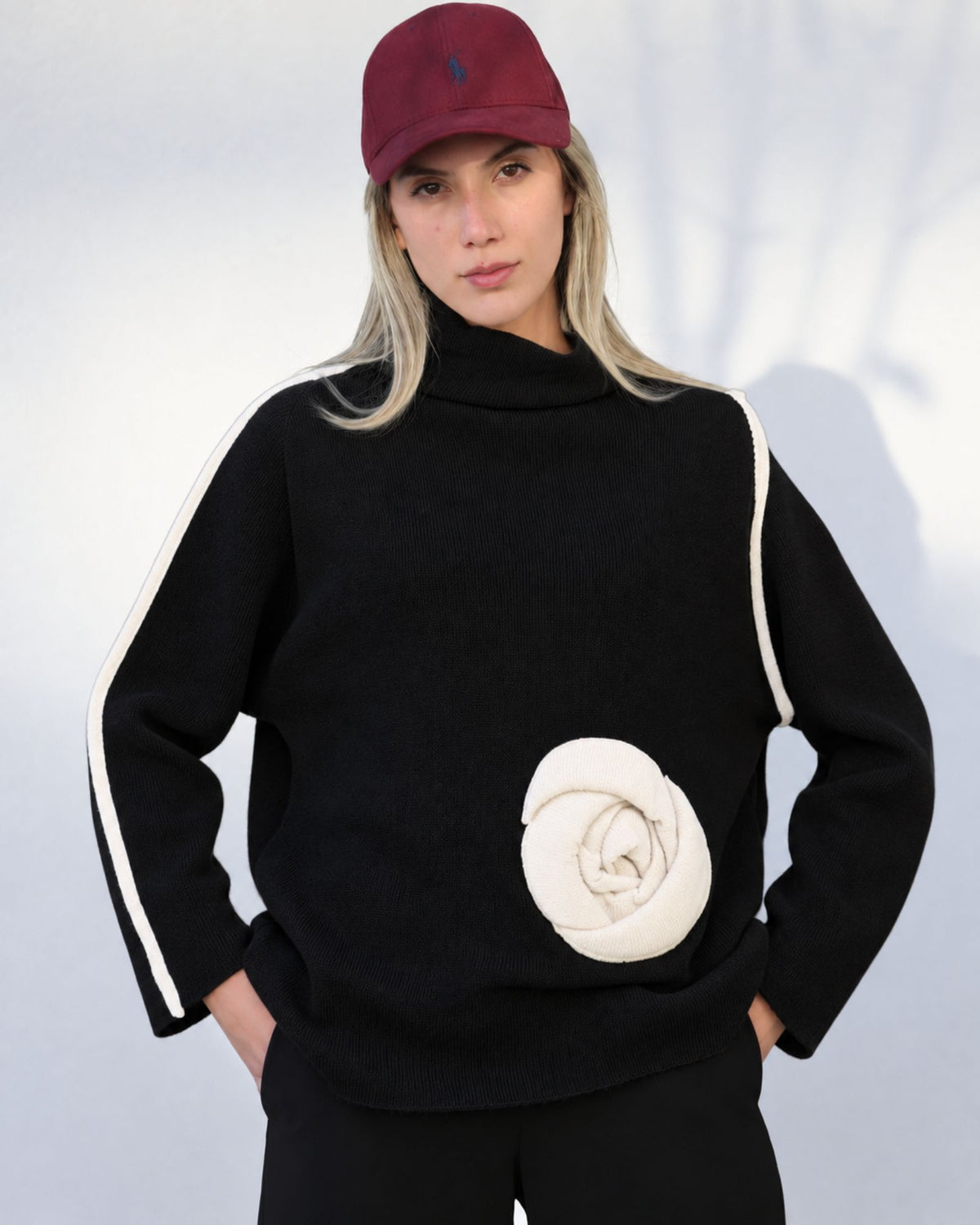 Camisola de Gola Alta com Flor Aplicada - Bize