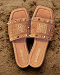 Chinelo Slide em Camurça Camel com Tachas - BAMBURI