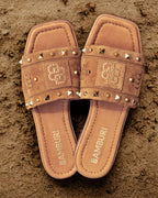 Chinelo Slide em Camurça Camel com Tachas - BAMBURI