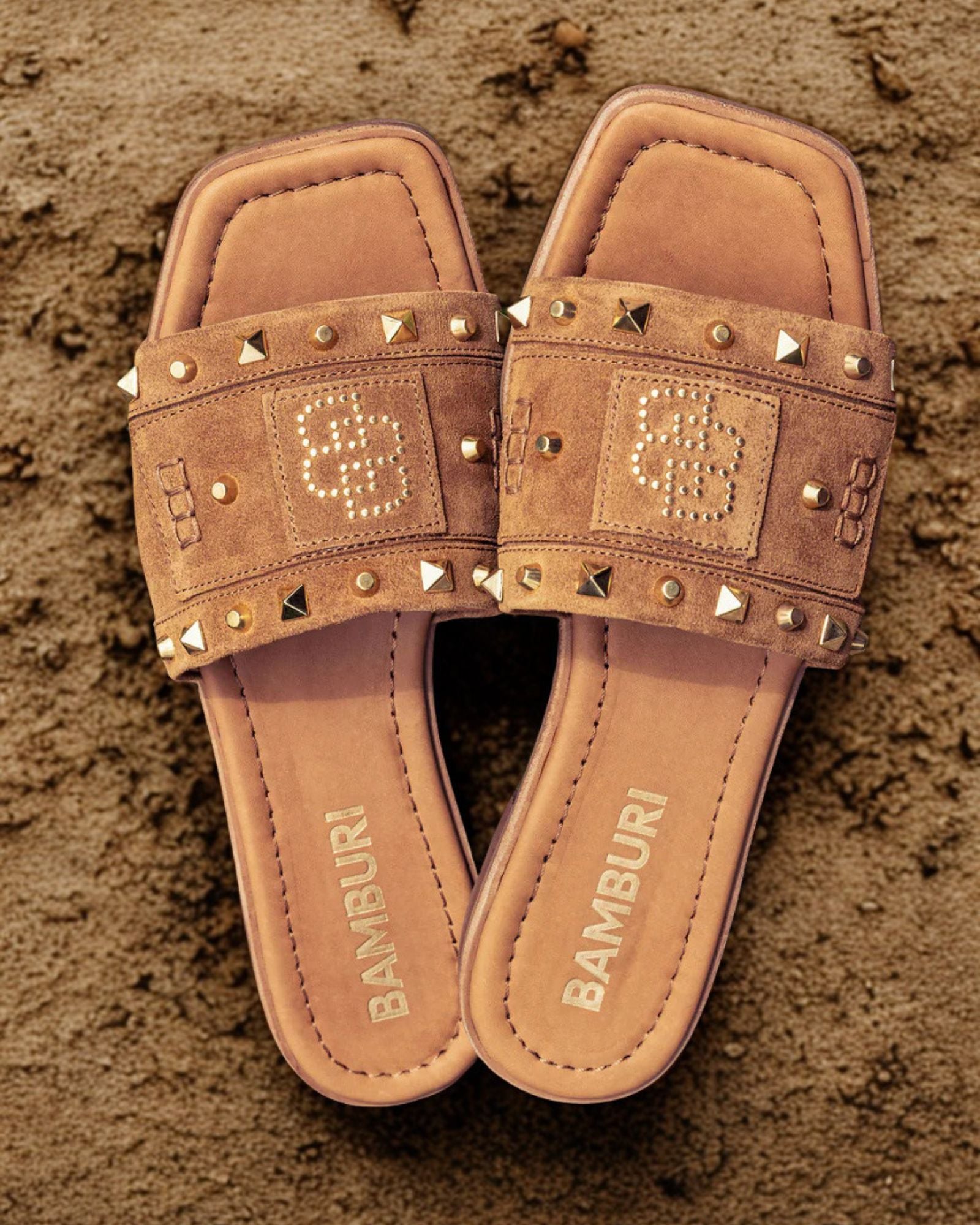 Chinelo Slide em Camurça Camel com Tachas - BAMBURI