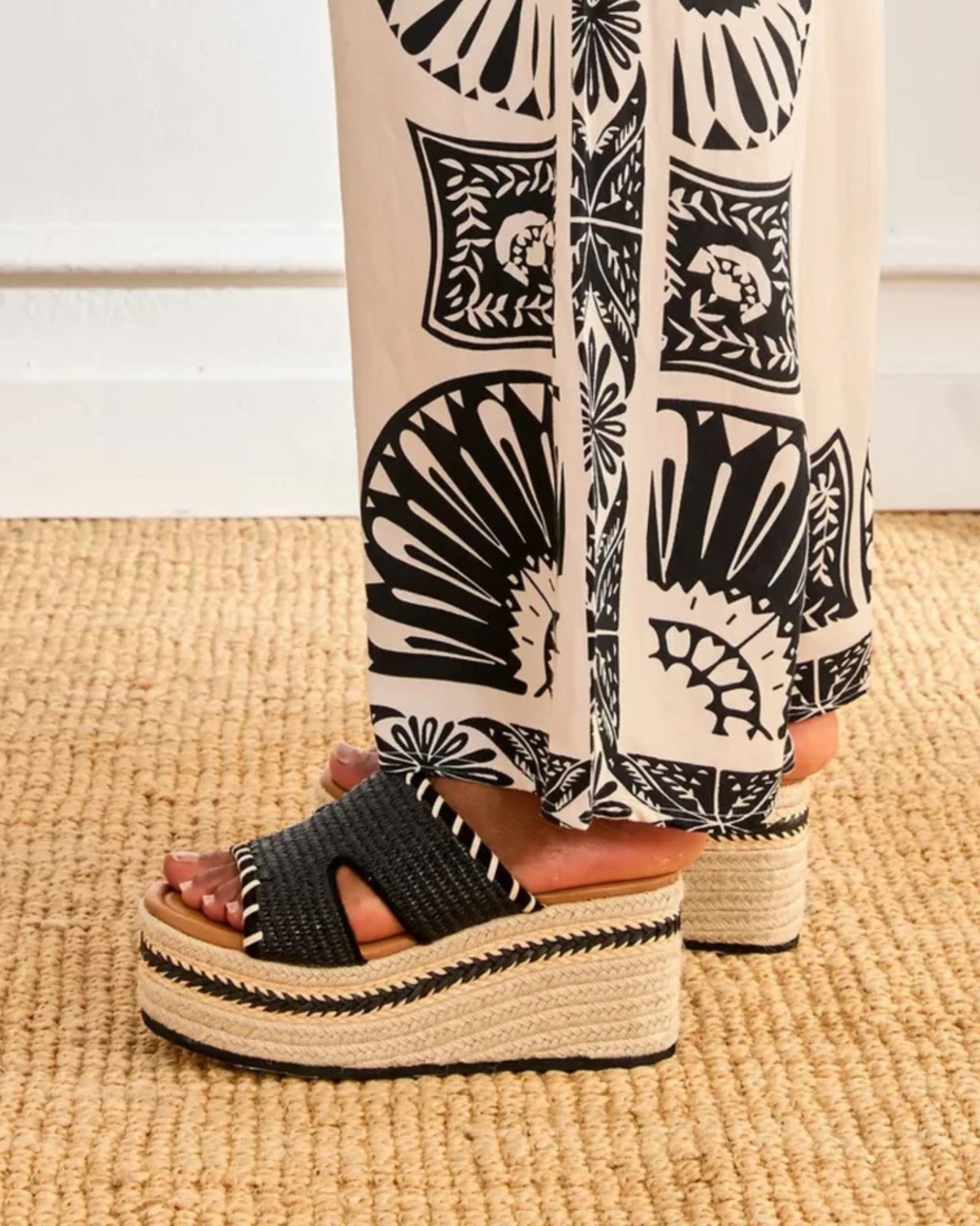 Chinelo de plataforma em ráfia com detalhes em dois tons - PRETO - Nkn Nekane