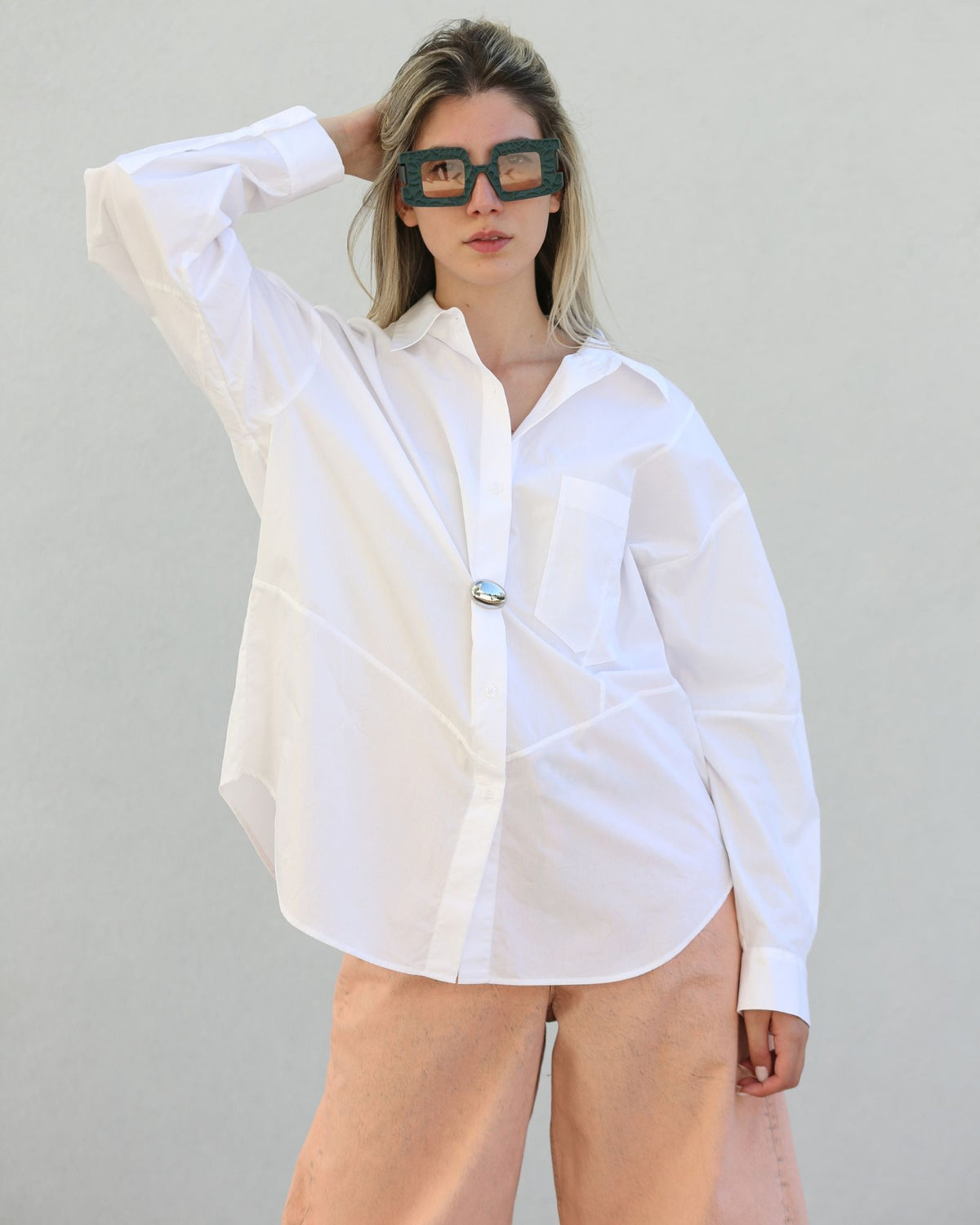 Camisa oversized com alfinete decorativo - Essentiel
