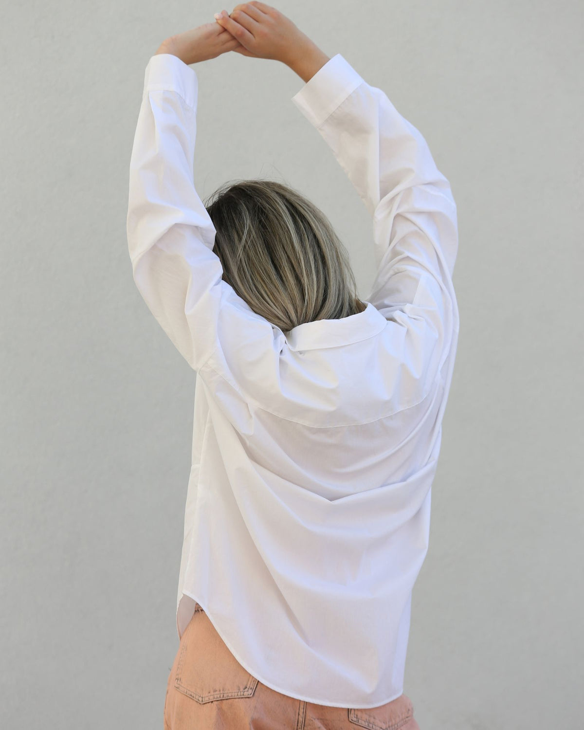 Camisa oversized com alfinete decorativo - Essentiel