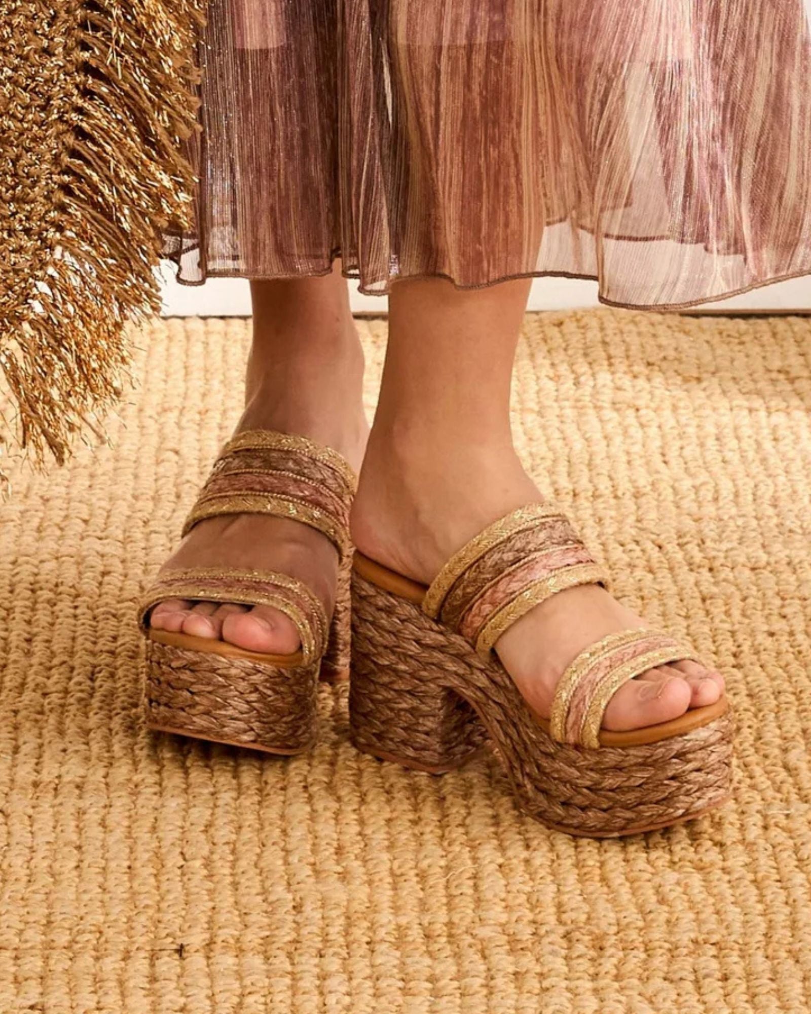 Chinelo de ráfia com tira dupla e salto plataforma - Nkn Nekane